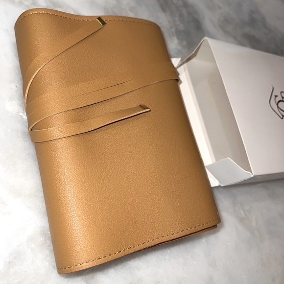 GLASS LADDER CO Katherine Tech
Organizer Roll-up Case in Honey Vegan
Leather - Picture 6 of 7